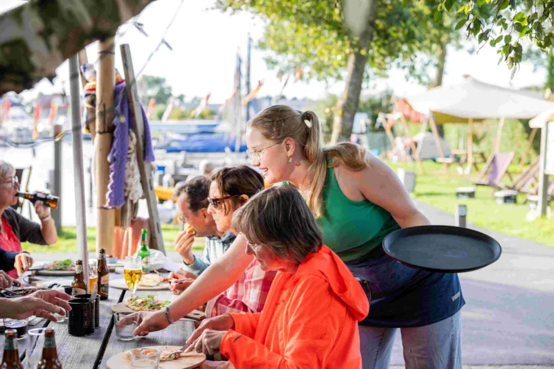 Emplacement Camping-Car Au Bord De L'eau