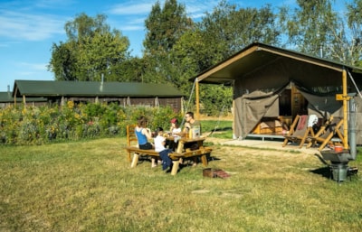 Lodge with private outdoor shower