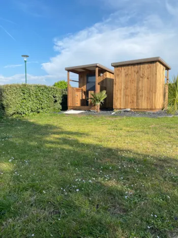 Stellplatz - Premium-Pauschale – Eigenes Bad (Dusche, Wc, Waschbecken), Außenküche, Stromanschluss - Domaine Seasonova Saâne et Mer