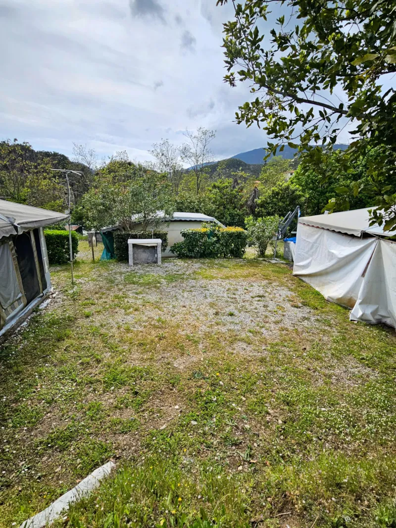 Emplacement Petit Pour Tente (Env. 5 X 4 Mètres)