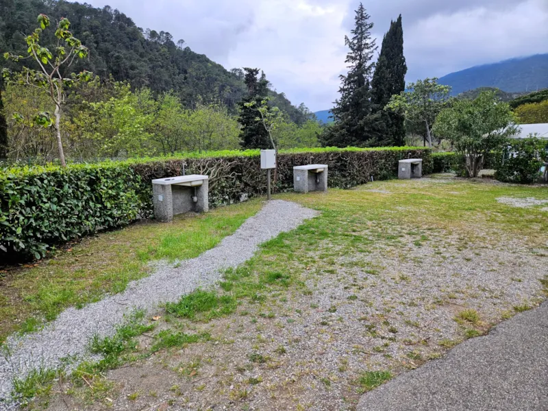 Emplacement Moyen Pour Camping-Car/Caravane (Véhicule Au Max. 6 X 2,4 Mètres)