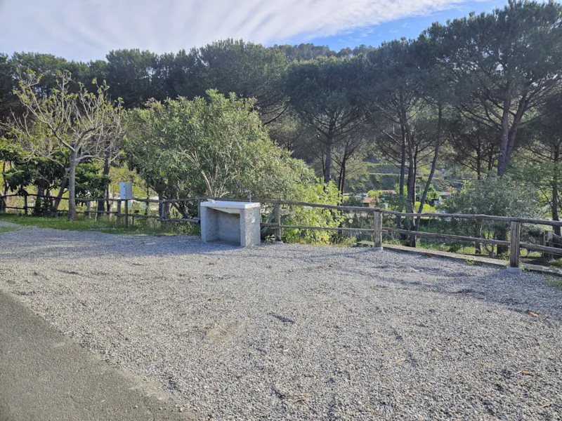 Emplacement Grand Pour Camping-Car/Caravane (Véhicule Au Max. 7 X 2,4  Mètres)