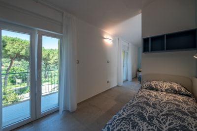 QUADRUPLE ROOM with private bathroom and terrace — 4
