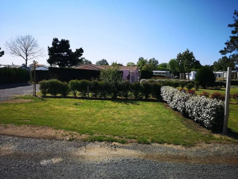 Emplacement Nu Avec Électricité Pour Tentes Et Vans