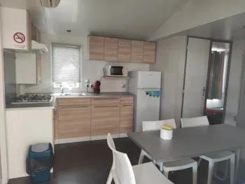 Mietunterkunft - 6.2 Mobilheim 3 Schlafzimmer - Klimaanlage + Tv -  Sun & Sea - Camping Le Bosc
