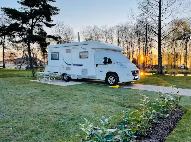 Emplacement C - emplacement pavé près de l'eau