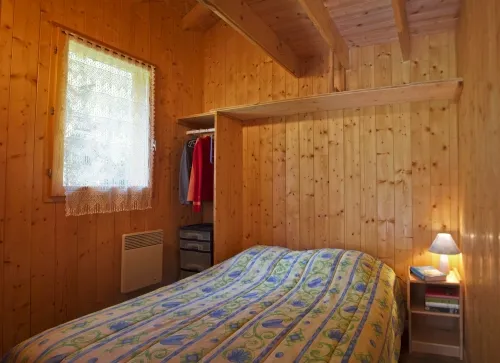 Location - Gamme Tradition - Chalet Vanoise 35M² 2 Chambres + Terrasse 15M² - image n°6 - Camping Les Lanchettes