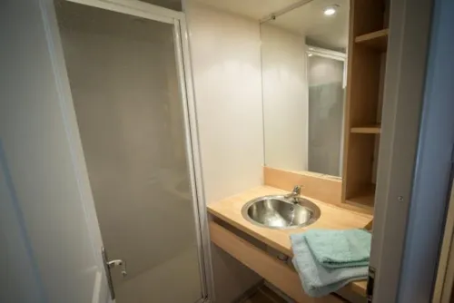 Location - Gamme Découverte - Chalet Bellecote 35M² 2 Chambres + Terrasse 12M² - image n°8 - Camping Les Lanchettes