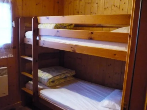 Huuraccommodatie(s) - Gamme Authentique - Chalet Chamois 45M² 3 Kamers + Terras 19M² - image n°9 - Camping Les Lanchettes