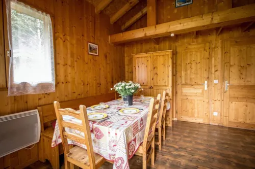 Location - Gamme Tradition - Chalet Vanoise 35M² 2 Chambres + Terrasse 15M² - image n°4 - Camping Les Lanchettes