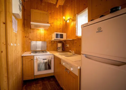 Location - Gamme Tradition - Chalet Vanoise 35M² 2 Chambres + Terrasse 15M² - image n°5 - Camping Les Lanchettes