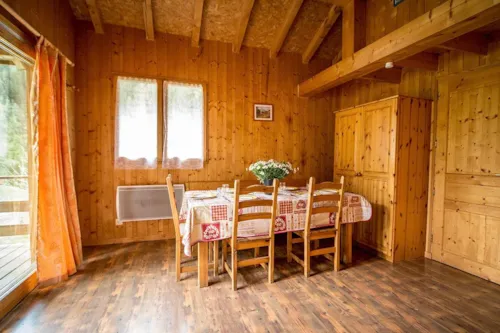 Location - Gamme Tradition - Chalet Vanoise 35M² 2 Chambres + Terrasse 15M² - image n°3 - Camping Les Lanchettes