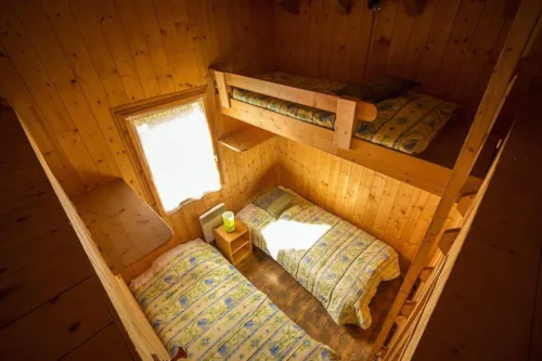 Location - Gamme Tradition - Chalet Vanoise 35M² 2 Chambres + Terrasse 15M² - image n°7 - Camping Les Lanchettes