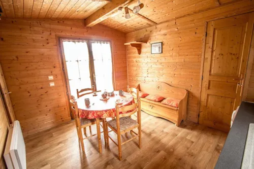 Location - Gamme Découverte - Chalet Beaufortain 29M² 2 Chambres + Terrasse 12M²+- - image n°3 - Camping Les Lanchettes