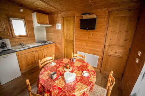 Location - Gamme Découverte - Chalet Beaufortain 29M² 2 Chambres + Terrasse 12M²+- - image n°4 - Camping Les Lanchettes
