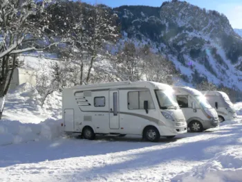Stellplatz - Stellplatz Confort (1 Zelt, Wohnwagen, Wohnmobil / 1 Auto / Strom 5A) - Camping Les Lanchettes