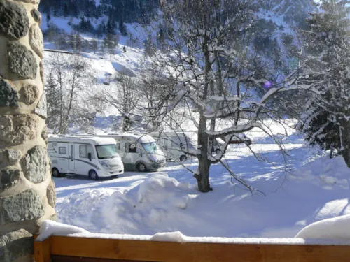 Stellplatz - Stellplatz Confort (1 Zelt, Wohnwagen, Wohnmobil / 1 Auto / Strom 10A) - image n°3 - Camping Les Lanchettes