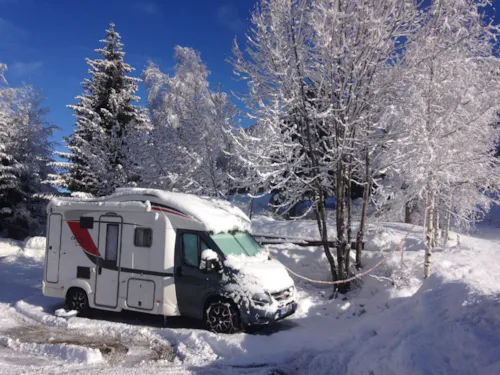 Stellplatz - Stellplatz Confort (1 Zelt, Wohnwagen, Wohnmobil / 1 Auto / Strom 10A) - image n°2 - Camping Les Lanchettes