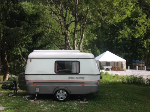 Kampeerplaats(en) - Basisprijs Comfortplaats (1 Tent, Caravan Of Camper / 1 Auto / Elektriciteit 5A) - image n°6 - Camping Les Lanchettes