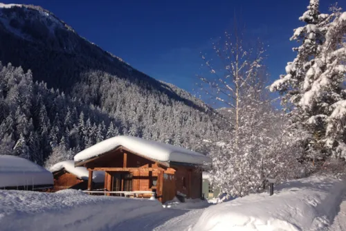 Location - Gamme Tradition - Chalet Vanoise 35M² 2 Chambres + Terrasse 15M² - image n°2 - Camping Les Lanchettes