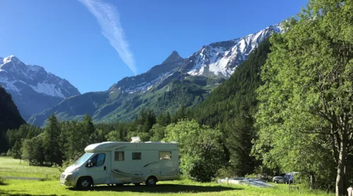Kampeerplaats(en) - Basisprijs Comfortplaats (1 Tent, Caravan Of Camper / 1 Auto / Elektriciteit 5A) - image n°1 - Camping Les Lanchettes