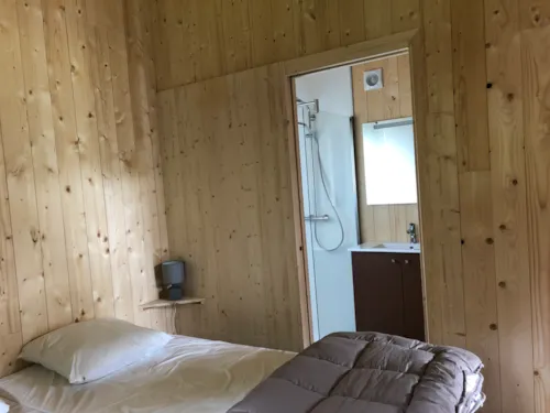 Location - Gamme Chrystal - Chalet Hermine 24 M² 1 Chambre + Terrasse Semi-Couverte 12M² Avec Bain Nordique - image n°9 - Camping Les Lanchettes