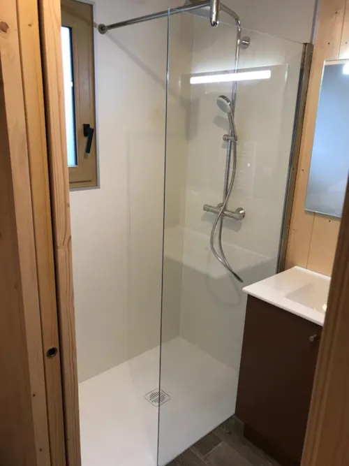 Location - Gamme Chrystal - Chalet Hermine 24 M² 1 Chambre + Terrasse Semi-Couverte 12M² Avec Bain Nordique - image n°10 - Camping Les Lanchettes