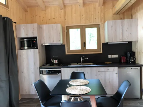 Location - Gamme Chrystal - Chalet Hermine 24 M² 1 Chambre + Terrasse Semi-Couverte 12M² Avec Bain Nordique - image n°5 - Camping Les Lanchettes