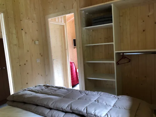 Location - Gamme Chrystal - Chalet Hermine 24 M² 1 Chambre + Terrasse Semi-Couverte 12M² Avec Bain Nordique - image n°8 - Camping Les Lanchettes