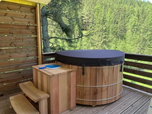 Location - Gamme Chrystal - Chalet Hermine 24 M² 1 Chambre + Terrasse Semi-Couverte 12M² Avec Bain Nordique - image n°3 - Camping Les Lanchettes