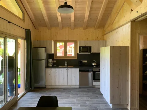 Accommodation - Gamme Chrystal - Chalet Ulysse 54M² 3 Bedrooms + Semi-Covered Terrace 24M² With Nordic Bath - image n°4 - Camping Les Lanchettes