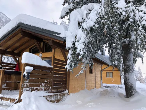 Location - Gamme Chrystal - Chalet Hermine 24 M² 1 Chambre + Terrasse Semi-Couverte 12M² Avec Bain Nordique - image n°2 - Camping Les Lanchettes