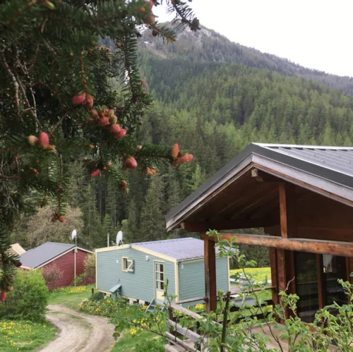 Location - Gamme Tradition - Chalet Vanoise 35M² 2 Chambres + Terrasse 15M² - image n°8 - Camping Les Lanchettes