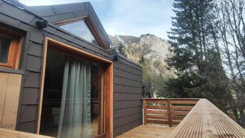 Location - Gamme Chrystal - Chalet Cime - 18 M² - Coin Séjour/Cuisine, 1 Chambre, 1 Salle De Bain - image n°1 - Camping Les Lanchettes