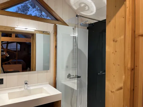 Location - Gamme Chrystal - Chalet Cime - 18 M² - Coin Séjour/Cuisine, 1 Chambre, 1 Salle De Bain - image n°5 - Camping Les Lanchettes