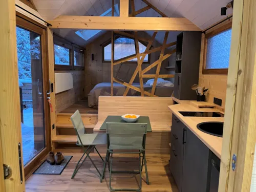 Location - Gamme Chrystal - Chalet Cime - 18 M² - Coin Séjour/Cuisine, 1 Chambre, 1 Salle De Bain - image n°2 - Camping Les Lanchettes