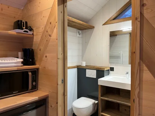 Location - Gamme Chrystal - Chalet Cime - 18 M² - Coin Séjour/Cuisine, 1 Chambre, 1 Salle De Bain - image n°4 - Camping Les Lanchettes