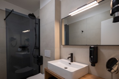 Double bedroom and bathroom