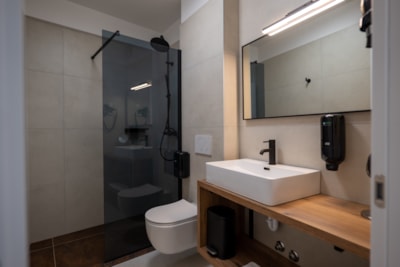 Double bedroom and bathroom