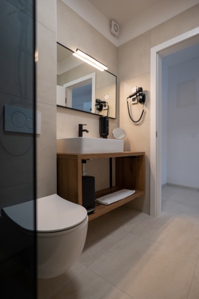 Deluxe double bedroom and bathroom