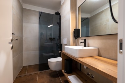 Deluxe double bedroom and bathroom