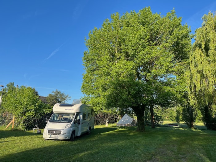 Emplacement 90/100M²  (Tente, Vélo, Moto, Caravane, Van, Camping-Car)