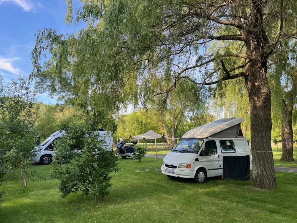 Emplacement - Emplacement 90/100M²  (Tente, Vélo, Moto, Caravane, Van, Camping-Car) - Camping Les Saules De Cormery