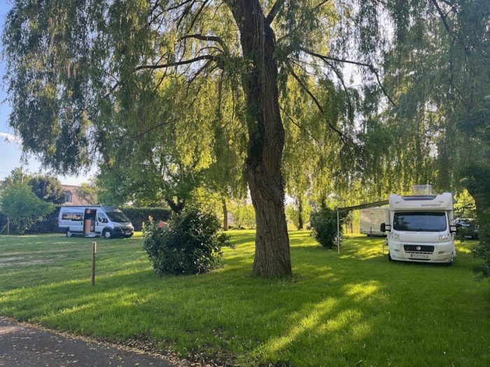 Emplacement 90/100M²  (Tente, Vélo, Moto, Caravane, Van, Camping-Car)