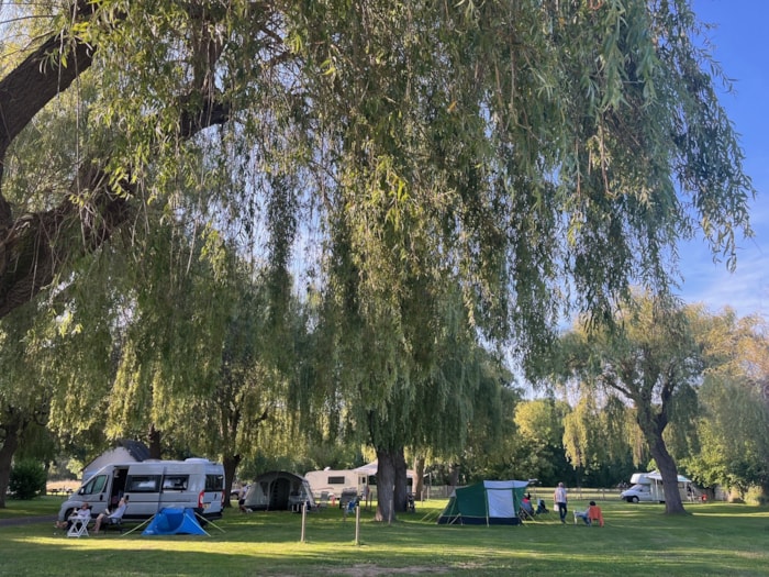 Emplacement 90/100M²  (Tente, Vélo, Moto, Caravane, Van, Camping-Car)