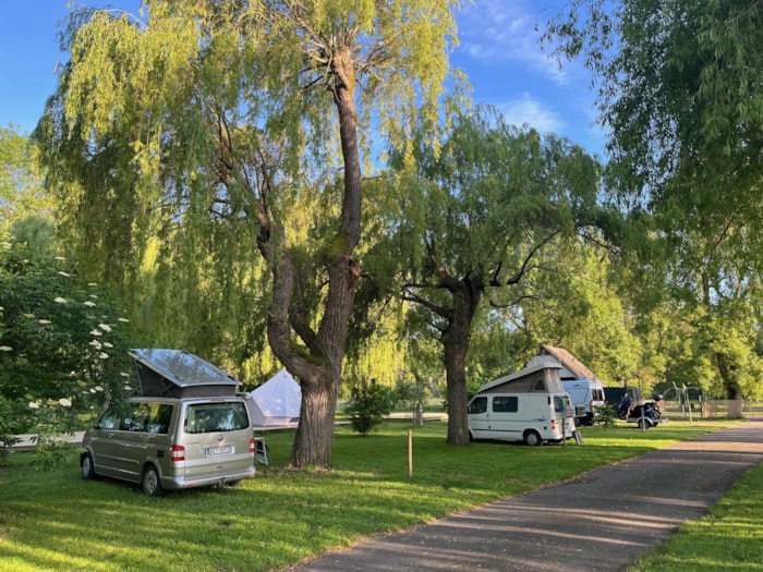 Emplacement 100M² + 10A (Tente, Vélo, Moto, Caravane, Van, Camping-Car)