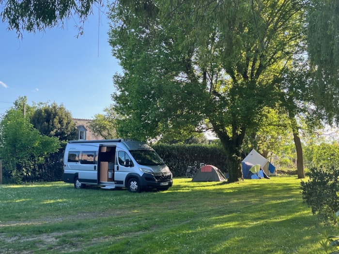 Emplacement 100M² + 10A (Tente, Vélo, Moto, Caravane, Van, Camping-Car)