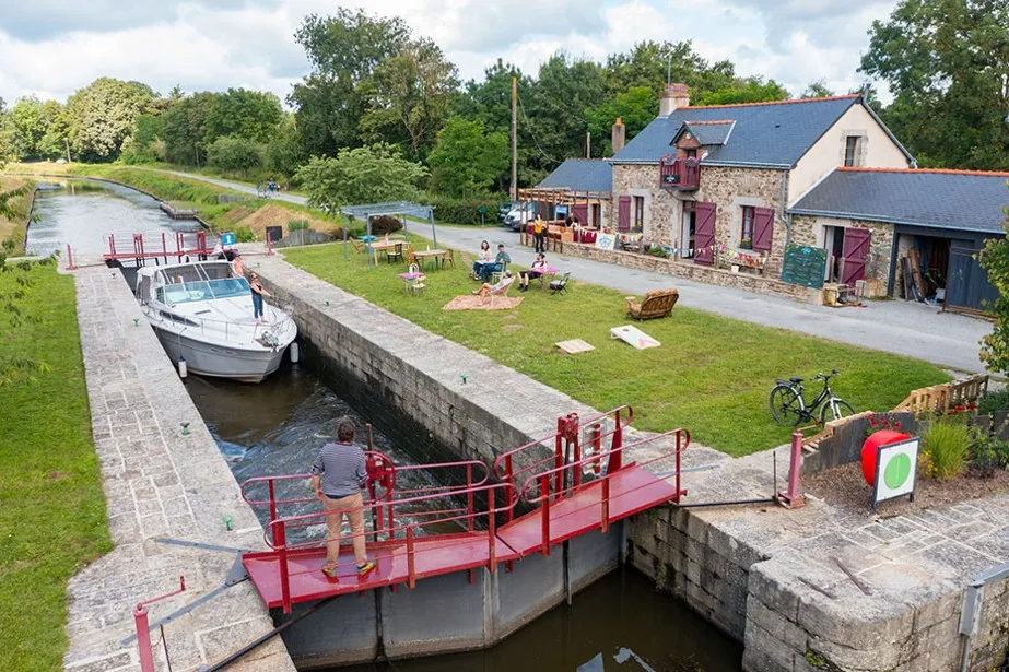 Flower Camping Du Canal