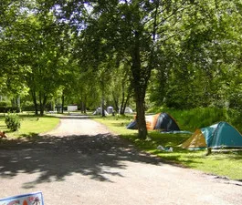 Stellplatz - Stellplatz: Fahrzeug + Zelt Oder Fahrzeug + Wohnwagen - Mit Strom - - Camping de l'Eau Mère