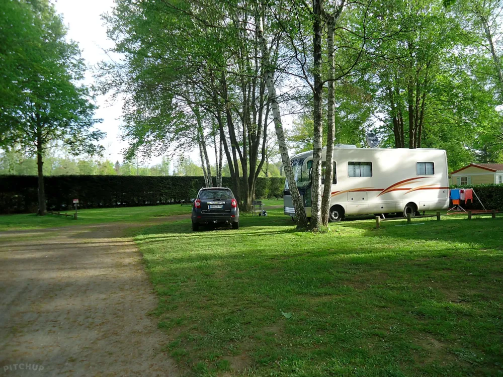 Stellplatz - Stellplatz: Wohnmobil - Mit Strom - - Camping de l'Eau Mère